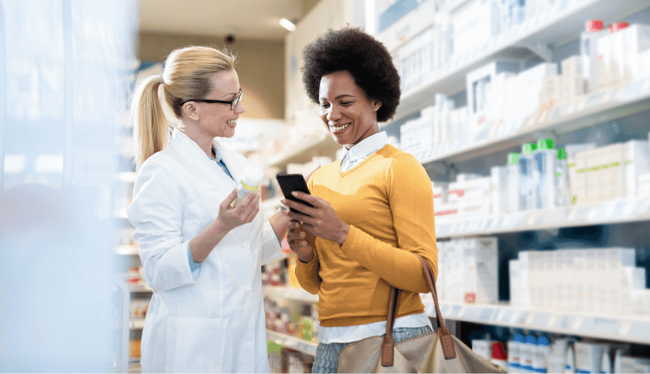 Pharmazeutin berät Kundin in Apotheke